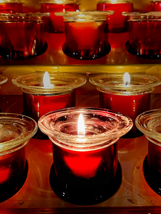 Memorial candles representing grief and remembrance; illustrative image, not the Clancy family
