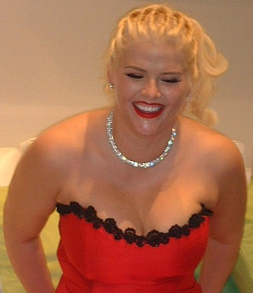 Anna Nicole Smith in 2003, an archival image of Dannielynn Birkhead's mother; CC BY-SA 2.0 via Wikimedia Commons