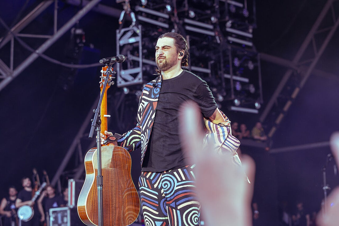 Noah Kahan performing at Glastonbury Festival in June 2025. Archival image, not from the August 2026 concert encounter.