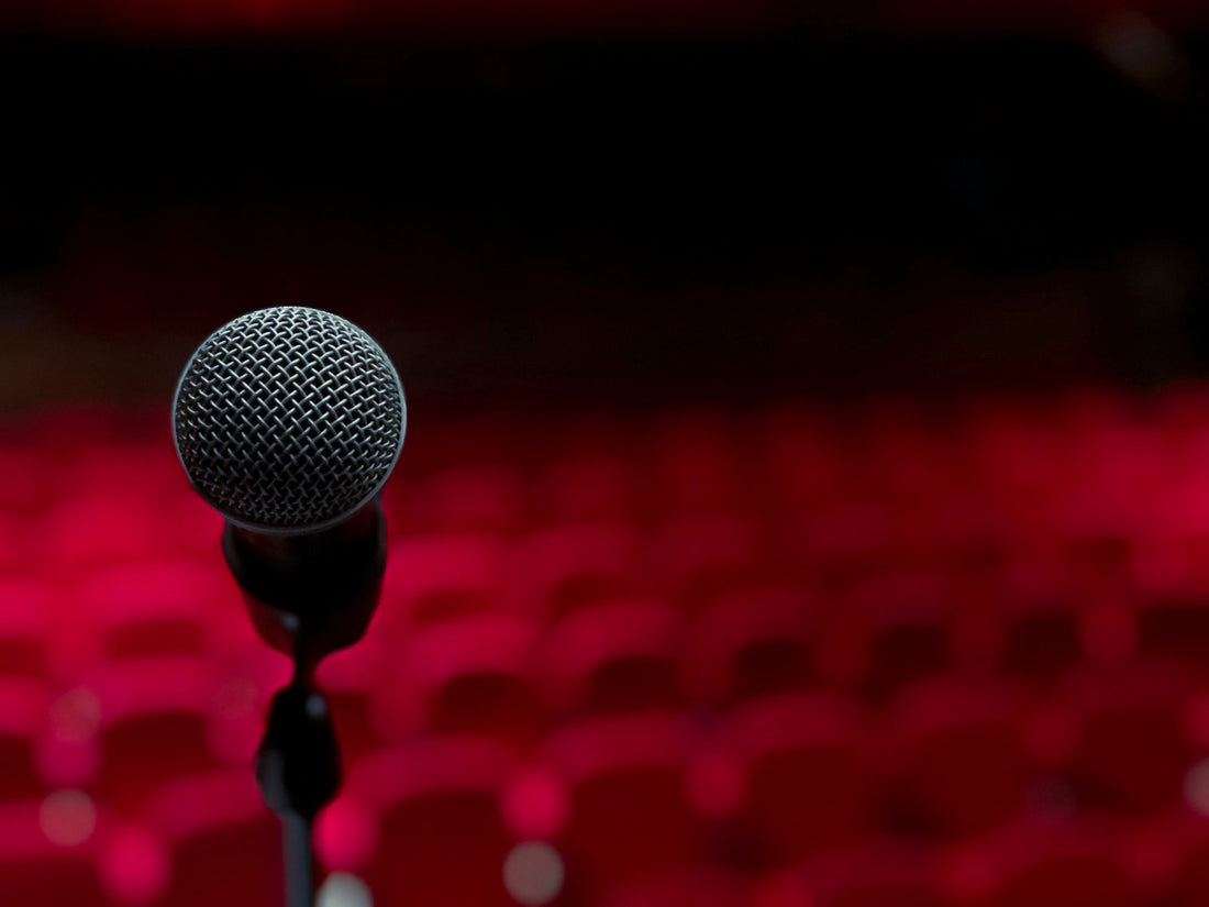 An empty theater microphone used as a contextual image for a Lenier Mesa recovery story; Lenier Mesa is not pictured.