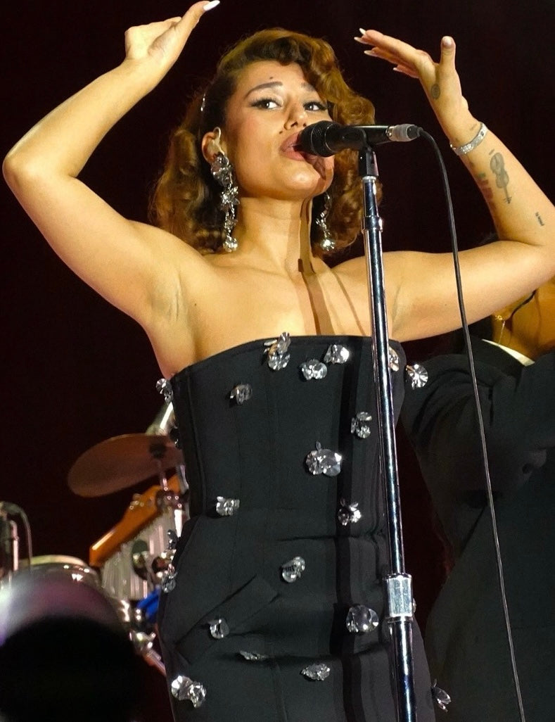 RAYE performing at MS Dockville Festival in 2025; archival CC0 image by Genesis7777777
